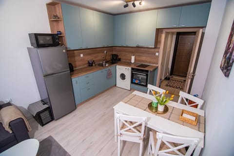 Kitchen or kitchenette, Dining area, oven, stove, toaster