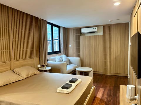 Bed, TV and multimedia, Living room, Photo of the whole room, Seating area, Bedroom