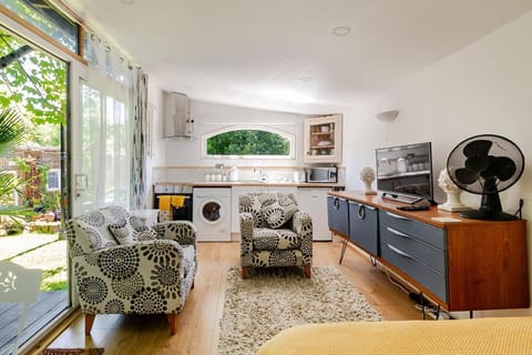 TV and multimedia, Kitchen or kitchenette, Living room, Seating area