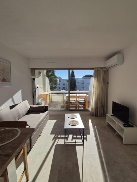 Communal lounge/ TV room, Living room, Seating area