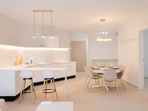 Kitchen or kitchenette, Dining area