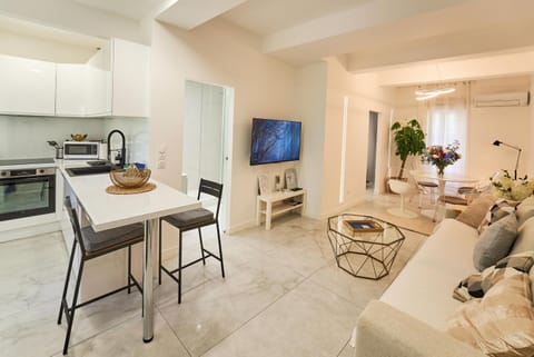 TV and multimedia, Living room, Seating area, Dining area, oven, stove