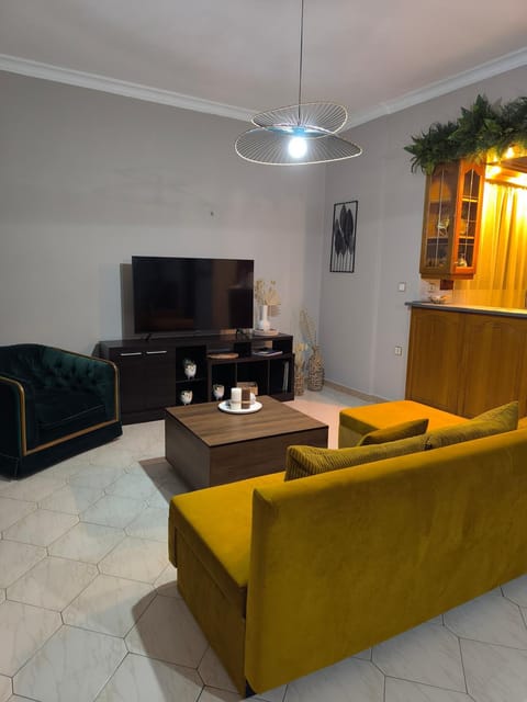 Communal lounge/ TV room, TV and multimedia, Living room, Seating area, Evening entertainment