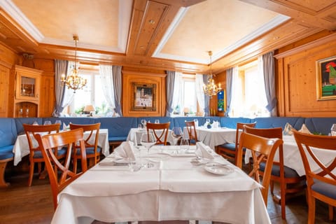 Restaurant/places to eat, Seating area