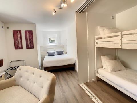 Bed, Living room, Photo of the whole room, Bedroom, bunk bed, towels, wardrobe