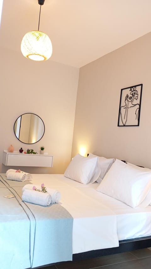 Bed, Bedroom, towels