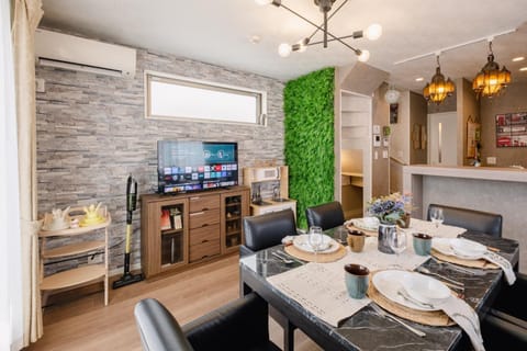 TV and multimedia, Living room, Seating area, Dining area