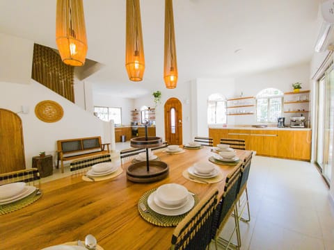 Kitchen or kitchenette, Seating area, Dining area