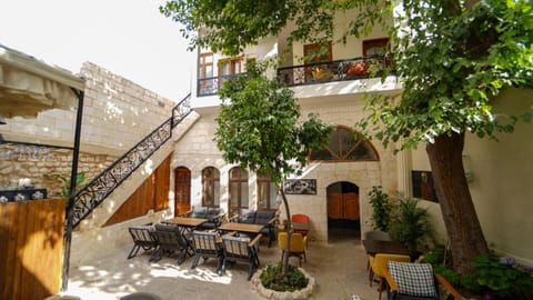Property building, Day, Balcony/Terrace, Dining area