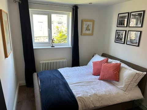 Best rated in Barnsley- apartment sleeps 4 & 5 minute walk to town centre Apartment in Borough of Barnsley