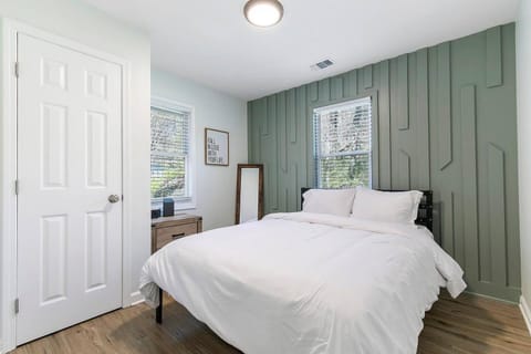 Charming 2BR Retreat-Free Parking Apartment in Austell