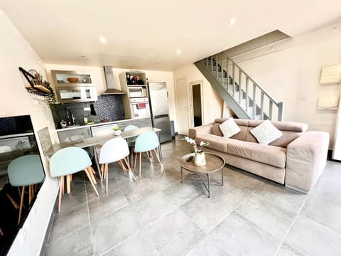 Living room, Seating area, Dining area