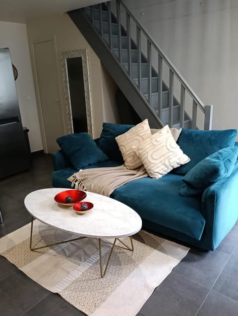 Fabulous Apartment AC Lovely Terrace 10 min Paris Apartment in Vitry-sur-Seine