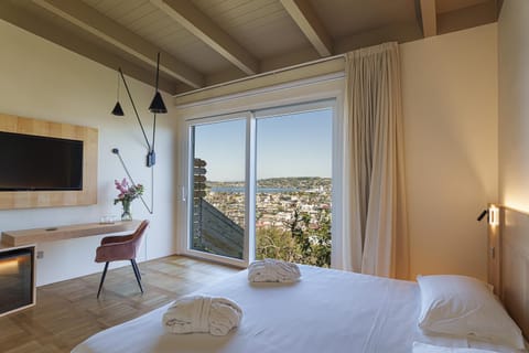 Bed, TV and multimedia, View (from property/room), Photo of the whole room, Bedroom, towels