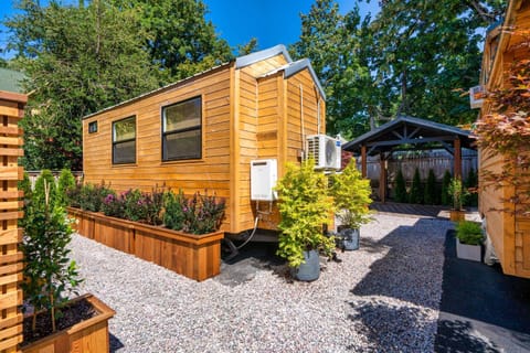 Stay Portland - Restored Farmhouse & Backyard Tiny House Village House in Portland