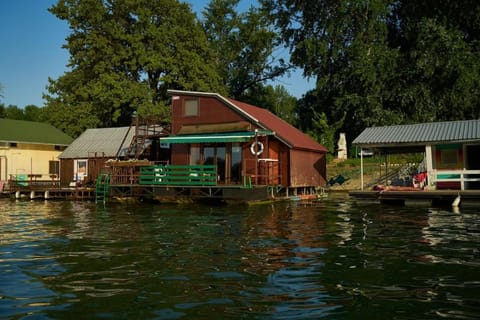Homey house boat, great location Docked boat in Belgrade