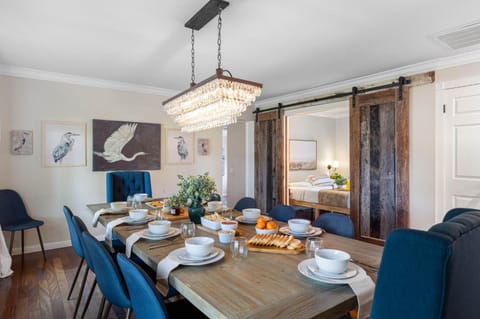 Just Wow! Luxury & Huge Heated Pool & Spa Home! House in Largo