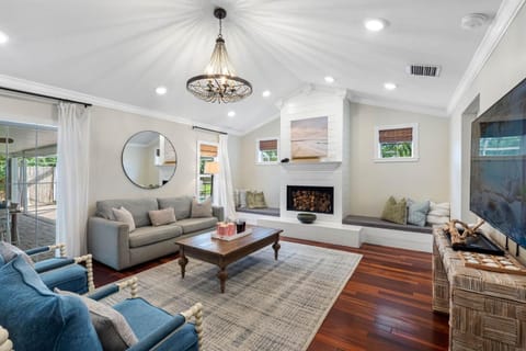 Just Wow! Luxury & Huge Heated Pool & Spa Home! House in Largo