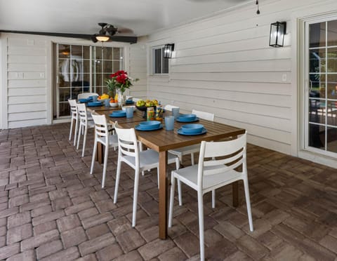 Just Wow! Luxury & Huge Heated Pool & Spa Home! House in Largo