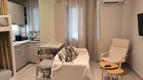 TV and multimedia, Kitchen or kitchenette, Living room, Seating area, Dining area, air conditioner