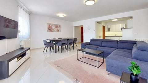 TV and multimedia, Living room, Seating area, Dining area