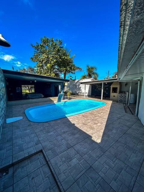 Property building, Day, Pool view, Swimming pool, sunbed