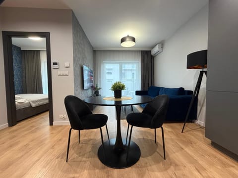 TV and multimedia, Living room, Seating area, Bedroom