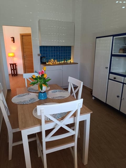 Kitchen or kitchenette, Seating area, Dining area