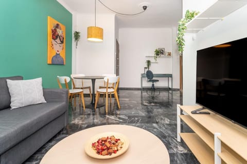 Communal lounge/ TV room, TV and multimedia, Living room, Seating area, Dining area, Evening entertainment