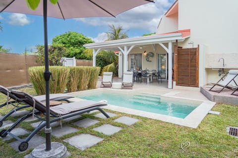 Shower, Patio, Garden, Garden view, Pool view, Swimming pool, sunbed