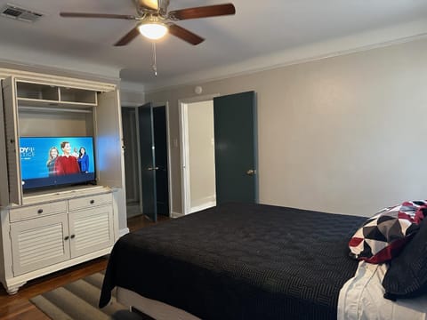 Communal lounge/ TV room, Bed, Photo of the whole room, Evening entertainment, Bedroom, wardrobe