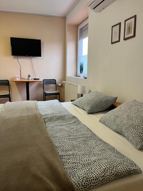 Bed, TV and multimedia, Bedroom, air conditioner