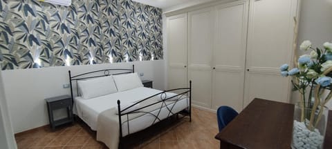 Seating area, Bedroom, wardrobe