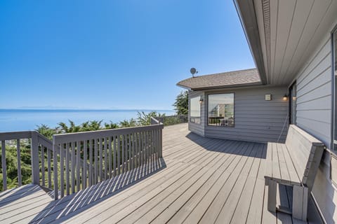 Spacious Camano Home with Hot Tub and Water Views! House in Camano Island