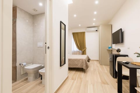 Toilet, Bed, Bathroom, TV and multimedia, Bedroom, towels