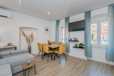 Kitchen or kitchenette, Living room, Seating area, Dining area, air conditioner