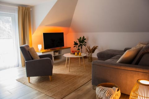 TV and multimedia, Living room, Seating area, Evening entertainment