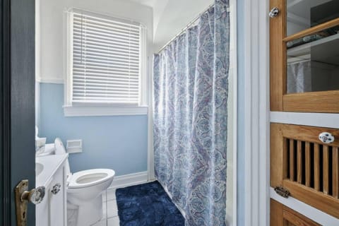 Shower, Toilet, Bathroom, Bath, towels