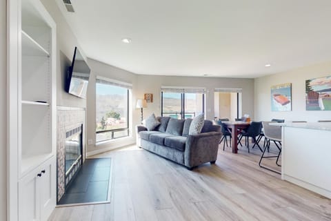 Lake Chelan Shores: To Ski or Knot #18-6 Apartment in Chelan (In Town)