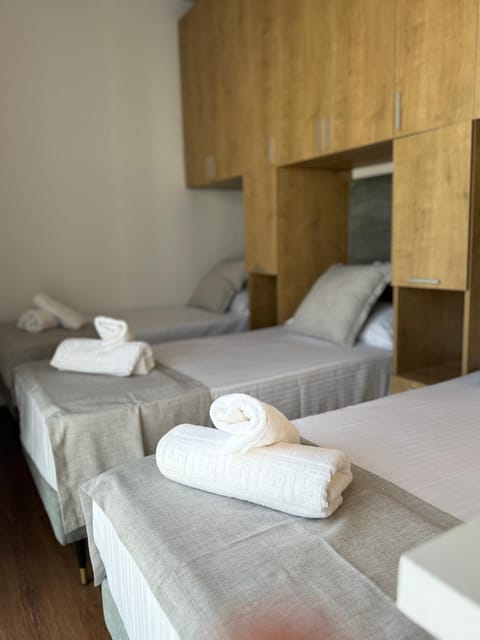 Bed, Bedroom, towels