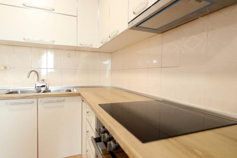 Kitchen or kitchenette, minibar