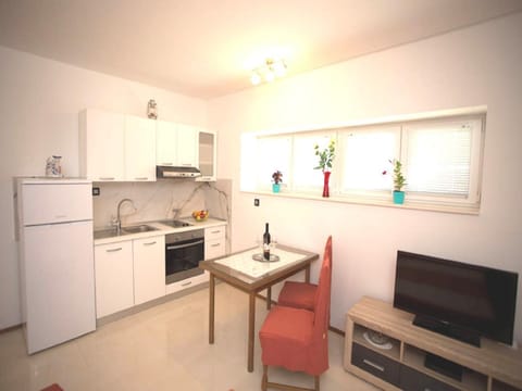 Communal lounge/ TV room, Summer, Kitchen or kitchenette, Living room, Other, Decorative detail, Seating area, On site