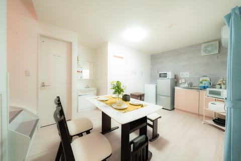 Kitchen or kitchenette, Dining area