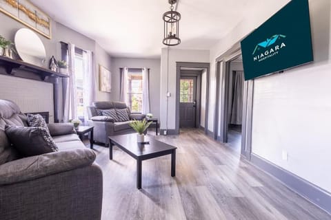 Comfortable 6BR 2Bath in the heart of Niagara Falls House in Niagara Falls