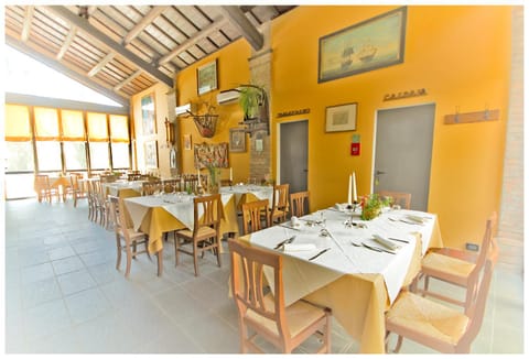 Restaurant/places to eat, Dining area
