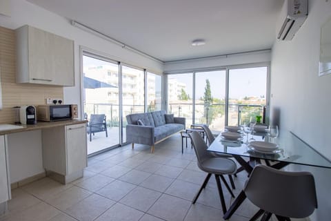 Coffee/tea facilities, View (from property/room), Balcony/Terrace, Kitchen or kitchenette, Living room, Seating area, Dining area, toaster, air conditioner