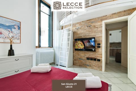 Bedroom, Text overlay