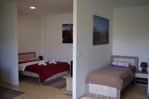 Bed, Bedroom, towels