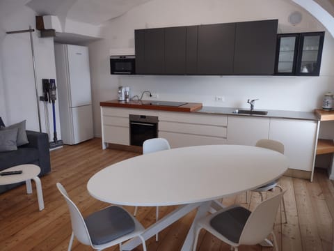 Kitchen or kitchenette, Living room, Seating area, Dining area, oven, stove