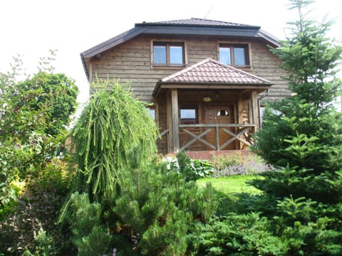 Property building, Facade/entrance, Spring, Day, Natural landscape, Summer, BBQ facilities, Garden, On site, Pets, Garden view, Certificate/Award